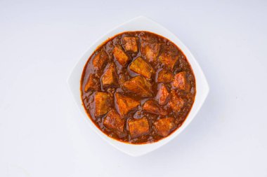 Beyaz arka planlı beyaz kasede hazırlanmış biftek masalı ya da ev yapımı köri tarifi