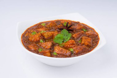 Beyaz arka planlı beyaz kasede hazırlanmış biftek masalı ya da ev yapımı köri tarifi