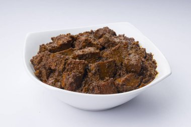 Beyaz arka planlı beyaz kasede hazırlanmış biftek masalı ya da ev yapımı köri tarifi