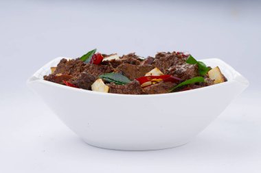 Biftek rosto masala ya da beyaz arka planlı beyaz kasede hazırlanmış ev yapımı köri tarifi.