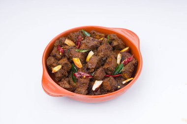 Biftek rosto masala ya da terasota kasesinde beyaz arka planlı ev yapımı köri tarifi.