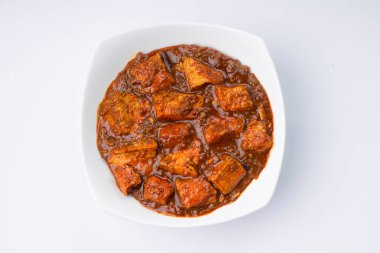 Beyaz arka planlı beyaz kasede hazırlanmış biftek masalı ya da ev yapımı köri tarifi