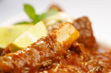 Körili koyun eti veya körili kuzu eti, baharatlı Hint mutfağı..