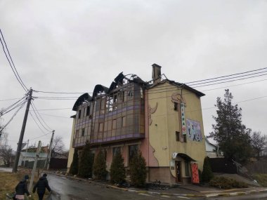 Bucha. Russo-Ukrayna Savaşı 2022. Savaşı durdurun. Ukrayna 'yı kurtar. Rus birliklerince Bucha şehrinin bombalanmasının ardından ortaya çıkan sonuçlar.