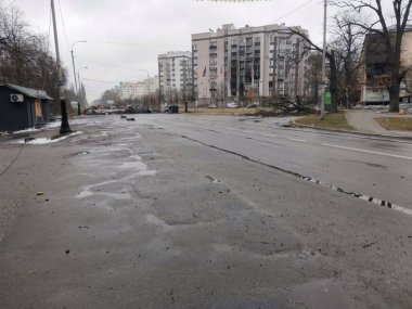 Bucha. Russo-Ukrayna Savaşı 2022. Savaşı durdurun. Ukrayna 'yı kurtar. Rus birliklerince Bucha şehrinin bombalanmasının ardından ortaya çıkan sonuçlar.