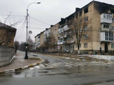 Bucha. Russo-Ukrayna Savaşı 2022. Savaşı durdurun. Ukrayna 'yı kurtar. Rus birliklerince Bucha şehrinin bombalanmasının ardından ortaya çıkan sonuçlar.