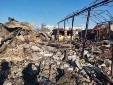 Bucha. Russo-Ukrayna Savaşı 2022. Savaşı durdurun. Ukrayna 'yı kurtar. Rus birliklerince Bucha şehrinin bombalanmasının ardından ortaya çıkan sonuçlar.