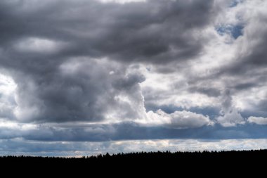 Koyu kümülatif bulutlu dramatik gökyüzü arka plan olarak kullanılabilir..