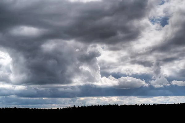 Koyu kümülatif bulutlu dramatik gökyüzü arka plan olarak kullanılabilir..