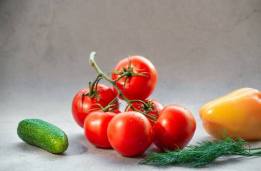Arka planda şişmiş domatesler. Salatalık ve biber. Sebze karışımı..
