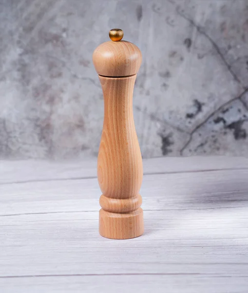 Biber ve solonka için ahşap değirmeni gri arka planda izole edildi