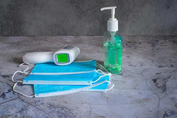 Tıbbi maskeler ve antiseptik. COVID-19