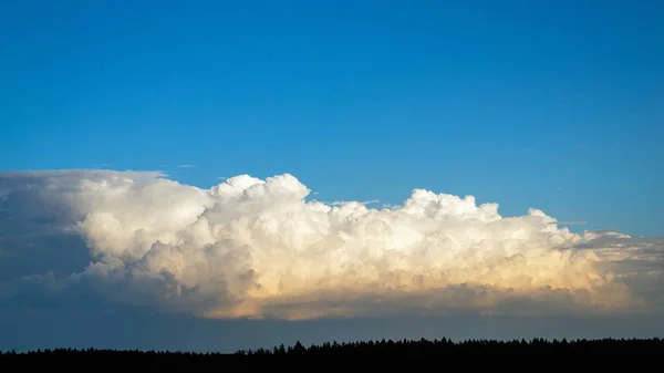 Langit Dengan Awan Langit Biru Dan Awan Putih Panorama Lebar — Stok Foto