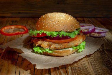 Pirzolalı ev yapımı Burger ve Koyu Stili Yeşil Salata
