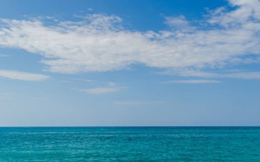 Deniz manzarası ve mavi gökyüzü çok güzel. Doğanın bileşimi