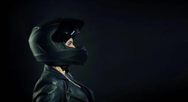 Seorang Wanita Memakai Helm Motor Dengan Latar Belakang Gelap Konsep Stok Foto Bebas Royalti