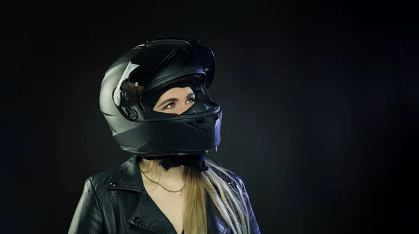 Seorang Wanita Memakai Helm Motor Dengan Latar Belakang Gelap Konsep Stok Gambar