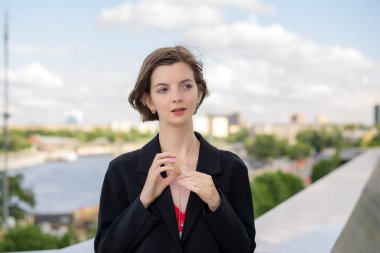 Kasabada siyah takım elbiseli genç bir kadın..