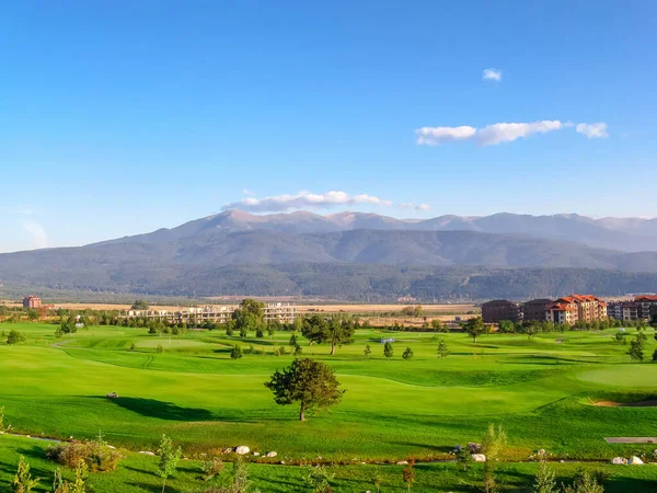 Bulutların ve dağların arkasındaki yeşil alanlar