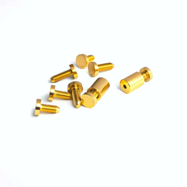 Bağlamak için büyük bir grup sabitleyici. İzole edilmiş beyaz arkaplanda cıvatalar ve fındıklar.