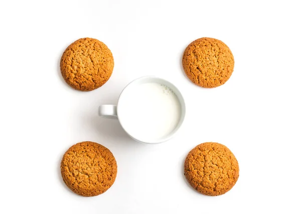 İzole edilmiş beyaz arka planda geleneksel Amerikan çikolatalı kurabiyeleri. Kurabiye yapmak.