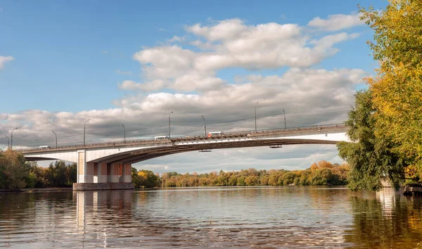 Nehrin üzerindeki köprü ve mavi nabo