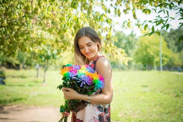 Ung Flicka Med Blommor Bakgrunden Grön Skog — Stockfoto