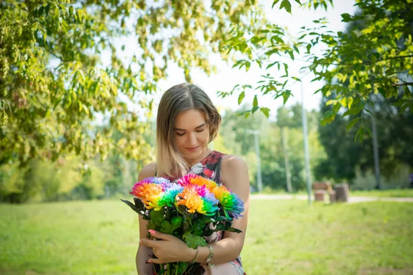 Flicka Med Bukett Blommor Mot Bakgrund Grön Skog Vacker Klänning — Stockfoto