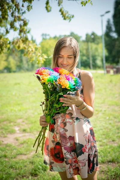 Ung Flicka Med Blommor Bakgrunden Grön Skog — Stockfoto