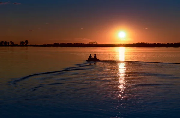 Dusk Falls Lagoon Small Boat Men Sails Sun — Stock Photo, Image