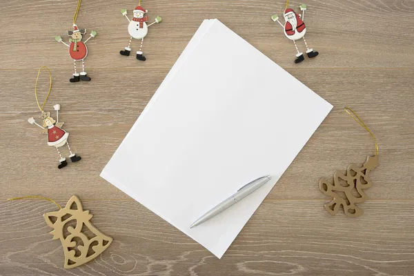 Noel için Noel Baba 'ya boş yer ve kalemle bir mektup hazırlıyorum.