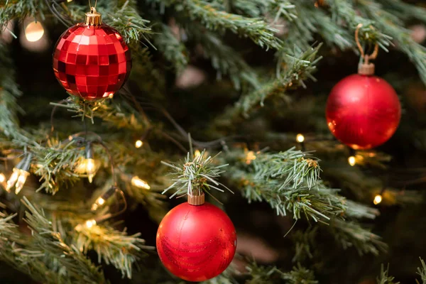 Boules Rouges Suspendues Sur Arbre Noël Vert Image En Vente