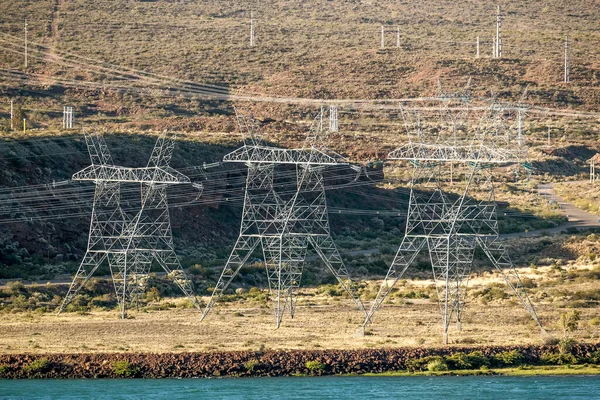 Patagonya Elektrik Dağıtımı Için Hidroelektrik Barajındaki Yüksek Voltaj Kuleleri — Stok fotoğraf