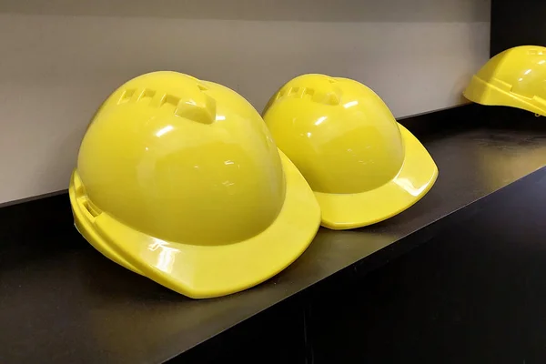 Casques Sécurité Jaunes Placés Sur Une Table — Photo