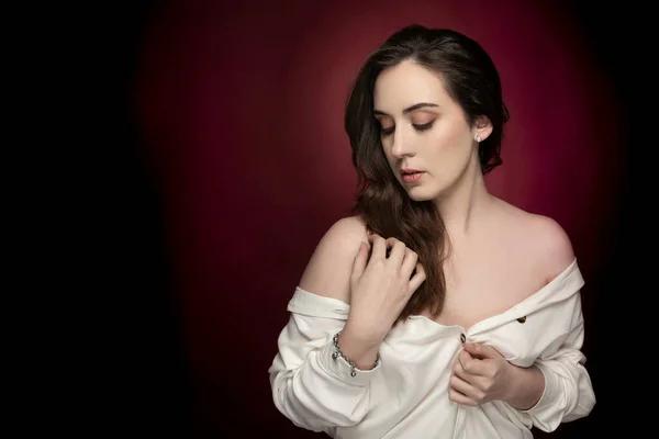 Model - çıplak omuzlu romantik ve şehvetli bir kadın