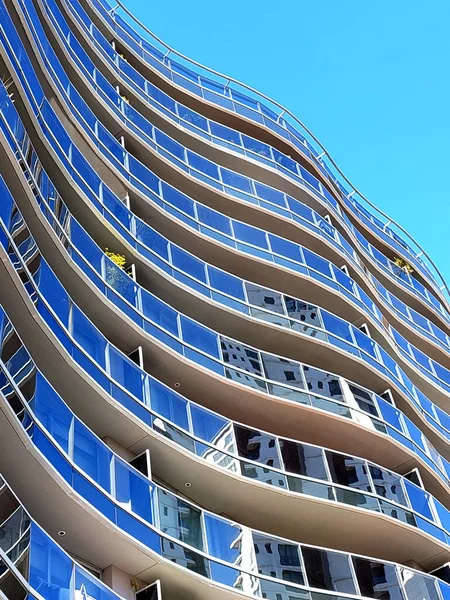Modern bir apartmanın dalga görüntüsü