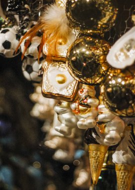 Noel ağacı süslemelerinin yakın görüntüsü. Tatil konsepti. Bir sürü şekil ve renkte noel balosu. Altın çırpılmış yumurta.