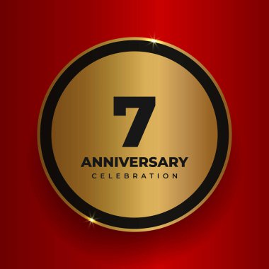Yedinci yıl dönümü kutlamaları. 7. yıl dönümü partisinin poster şablonunu kutluyoruz. Kırmızı kare arkaplan üzerinde sayılar ve metin olan vektör altın çember. Vektör illüstrasyonu