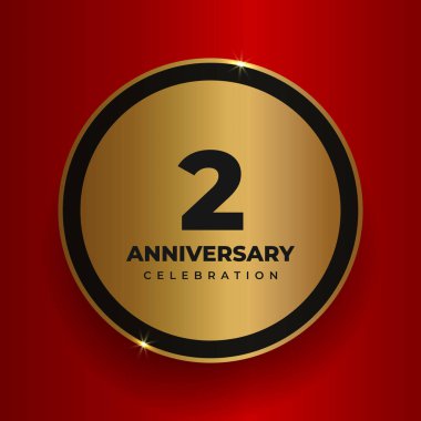 2. yıl dönümü kutlaması geçmişi. İkinci yıl dönümü partisinin poster şablonunu kutluyoruz. Kırmızı kare arkaplan üzerinde sayılar ve metin olan vektör altın çember. Vektör illüstrasyonu
