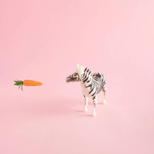 Зебра Морковь Розовом Фоне Минимальная Творческая Концепция Пластиковых Игрушек — стоковое фото