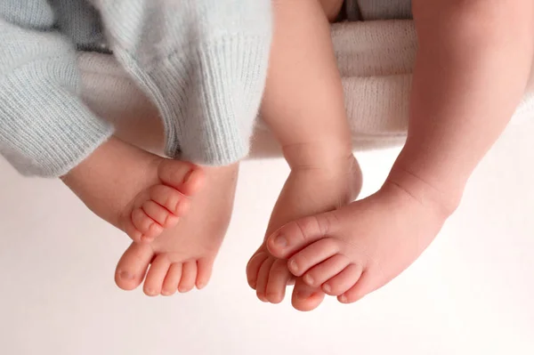Близнецы дети. Крупный план ног новорожденных близнецов. Ноги и пальцы новорожденного. — стоковое фото