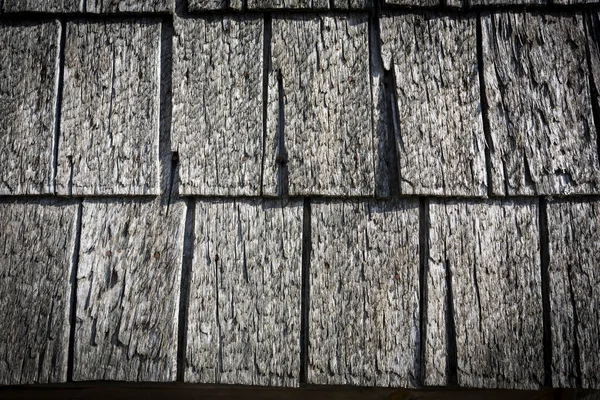 Catatan kayu dari sebuah rumah tua. Gelang kayu. Close-up. Cuaca abu-abu alami tekstur kayu. Latar belakang. Foto horisontal — Stok Foto