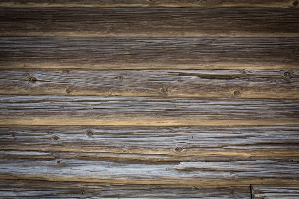 Drewniane kłody starego domu. Zbliżenie. Naturalna tekstura z szarego drewna. Kontekst. Zdjęcie poziome — Zdjęcie stockowe