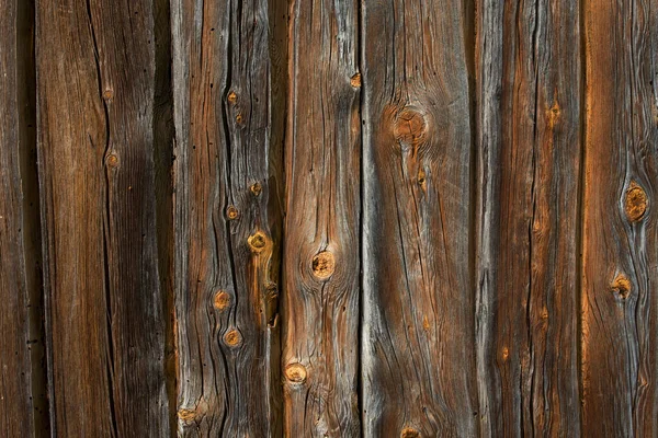 Toros de madeira de uma casa velha. Close-up. Textura de madeira cinza natural desgastada. Contexto. Fotografia horizontal. — Fotografia de Stock