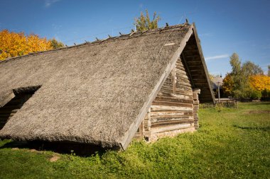 Ölü bir köyde terk edilmiş ahşap bir ev. Altın sonbahar. Eski kırsal mimari.