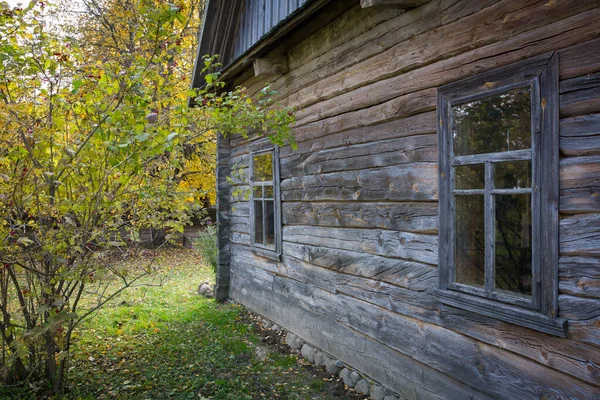 Opuszczony drewniany dom w martwej wiosce. Złota jesień. Stara architektura wiejska. — Zdjęcie stockowe