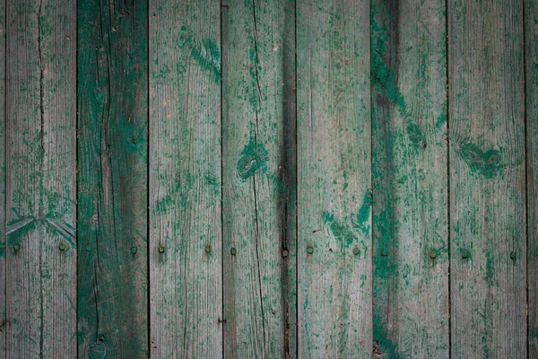 古い家の木の丸太。接近中だ。風化した緑の木の質感。背景。横写真. — ストック写真