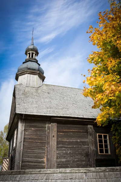 Sonbahar manzarası. Ağaçlarda sarı yapraklar ve kırsal ahşap bir kilise.. — Stok fotoğraf