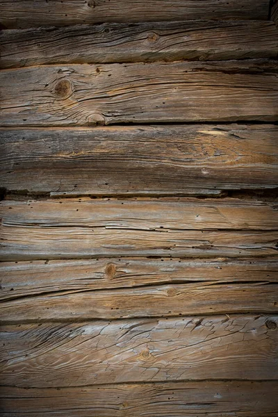 Drewniane kłody starego domu. Zbliżenie. Naturalna tekstura z szarego drewna. Kontekst. zdjęcie pionowe. — Zdjęcie stockowe