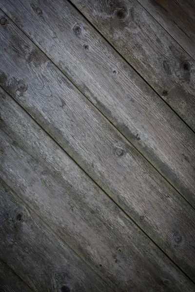 Troncos de madera de una casa vieja. Primer plano. Textura de madera gris natural envejecida. Antecedentes foto vertical. — Foto de Stock